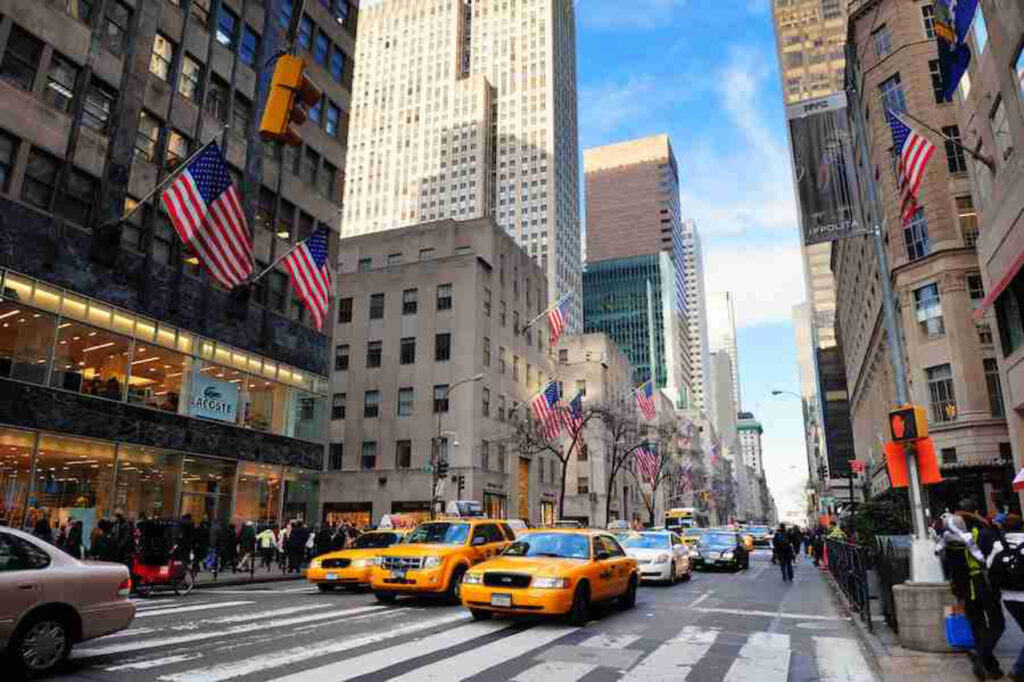 Vista panoramica della Fifth Avenue New York con grattacieli e traffico