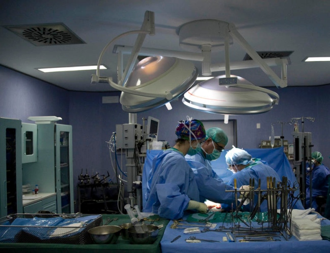 medico lascia paziente sedato sala operatoria