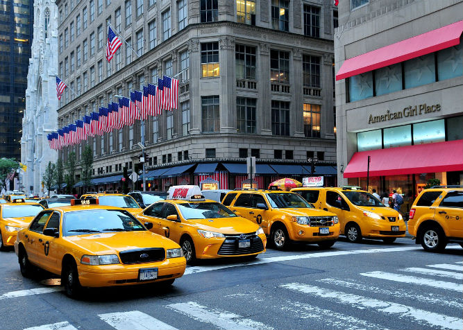 Tipici taxi gialli newyorkesi tra i grattacieli di Manhattan.